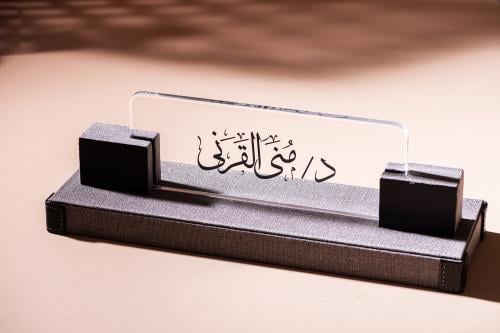 لوحة اسم شخصية من الجلد