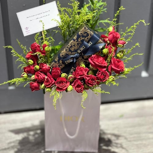 عطر سوفاج ديور مع تنسيق ورد