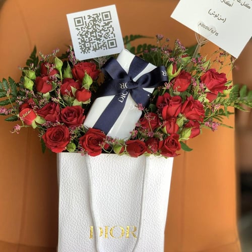 عطر مس ديور مع تنسيق ورد