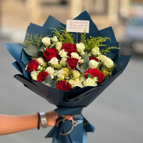 باقة ورد أحمر وأبيض