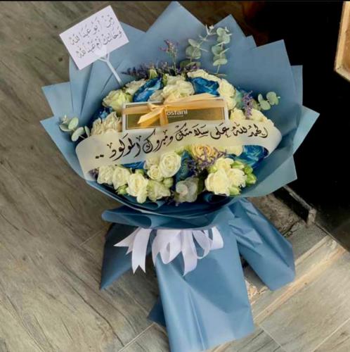 باقة ورد مولود مع شوكولاتة بستاني