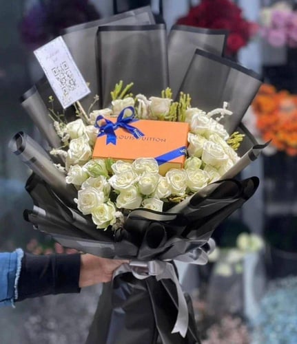 اسورة لويس فيتون فضي