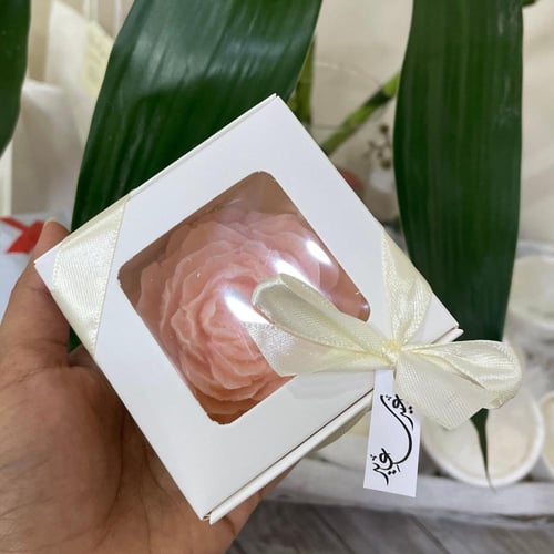 شمعه الفاوانيا مُعطره ومُغلفه بتغليف كرتوني مع تاق