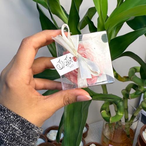 شمعه الفاوانيا بحجم صغير مُعطره ومُغلفه مع تاق