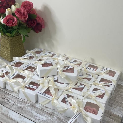 شمعه الفاوانيا مُعطره ومُغلفه بتغليف كرتوني مع تاق