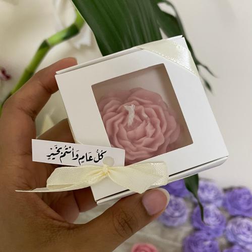 شمعة الفاوانيا الصغيره مُغلفه بتغليف كرتوني مع تاق