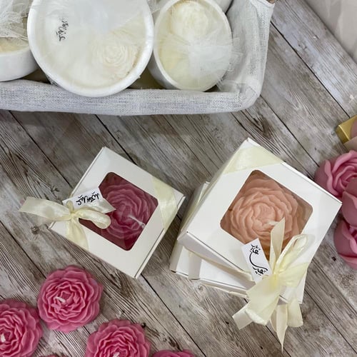شمعه الفاوانيا مُعطره ومُغلفه بتغليف كرتوني مع تاق