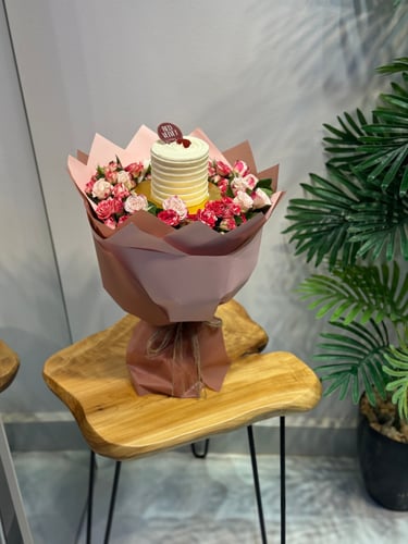باقة ورد طبيعي مع كيك