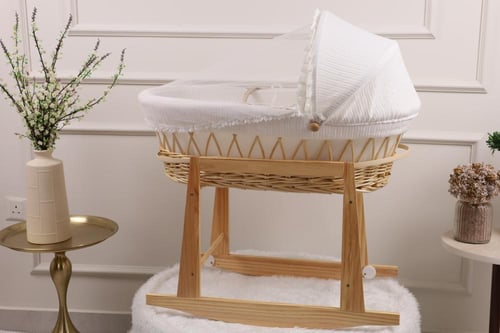 سلة موسى سرير مواليد خيزران بقاعدة X خشبية وقماش م...