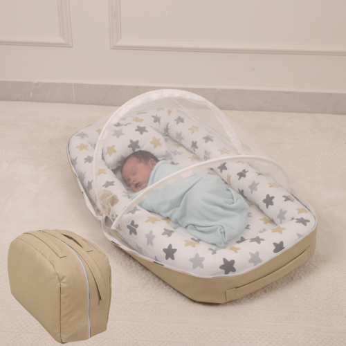 سرير مواليد محمول مع ناموسية وحقيبة تخزين بلون بيج