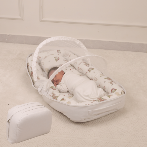 سرير مواليد محمول مع ناموسية وحقيبة تخزين لون أبيض
