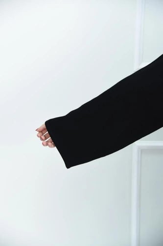 عباية سادة بتثنبات طولية على الجوانب