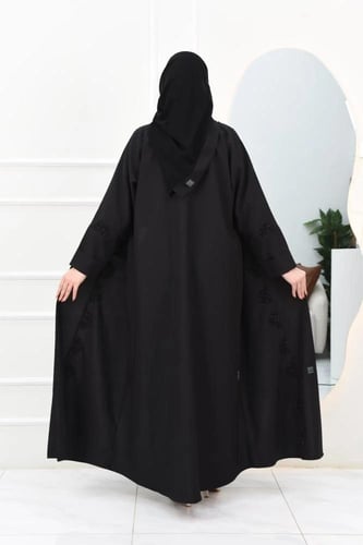 عباية كريب بتطريز فاخر وكسرات أنيقة