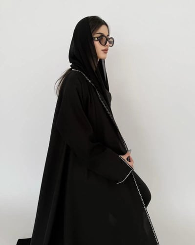 قماش كريب كوبرا وتطريز ابيض متعرج بالاطراف