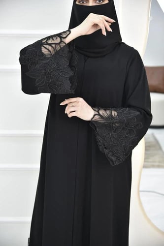 عباية فاخرة بتفاصيل دانتيل مطرز على الأكمام