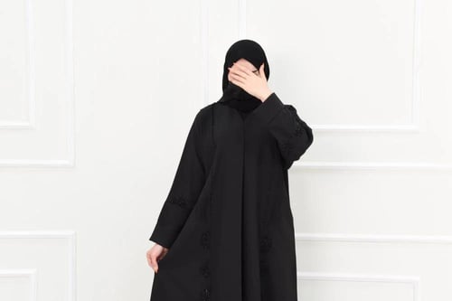 عباية كريب بتطريز فاخر وكسرات أنيقة