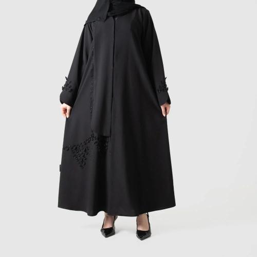 عباية من قماش الكريب مطرزة