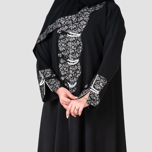 عباية من الكريب مطرزة دانتيل
