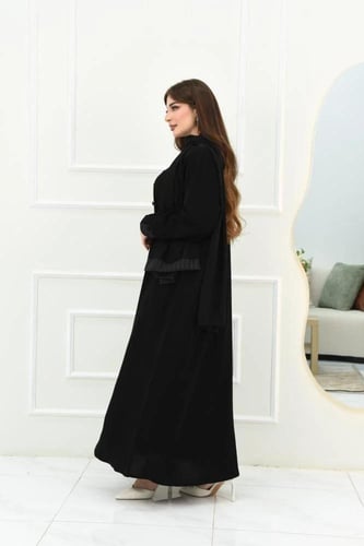 عباية ساحرة بتصميم مميز على الصدر والأكمام