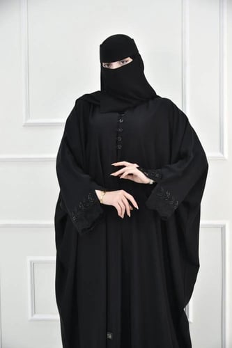 عباية نص بشت بتفاصيل دانتيل وتطريز على الأكمام