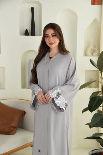 عباية بلون بيج مع تطريز فاخر على الكم