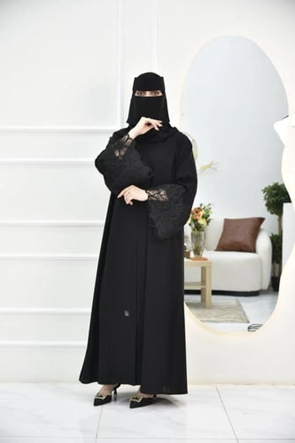 عباية فاخرة بتفاصيل دانتيل مطرز على الأكمام