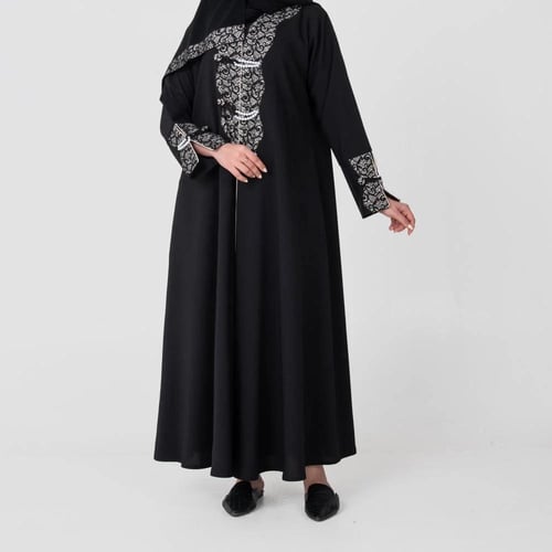 عباية من الكريب مطرزة دانتيل