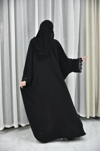 عباية نص بشت بتفاصيل دانتيل وتطريز على الأكمام