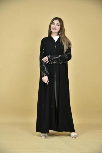 عباية ملكي بتفاصيل تطريز ذهبي وأسود