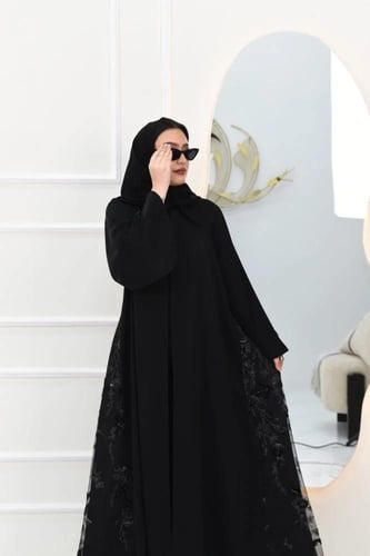 عباية مع تداخيل رائعة من الشيفون المطرز على الجوان...