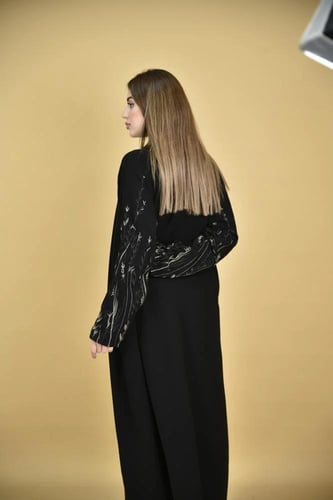 عباية ملكي بتفاصيل تطريز ذهبي وأسود