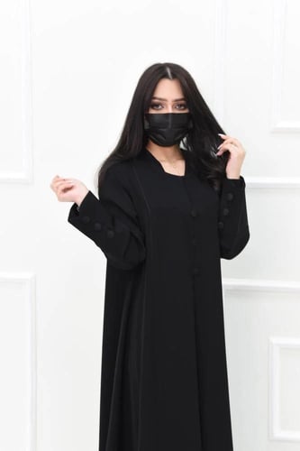 عباية نواعم: تصميم مغلق مع كسرة أمامية