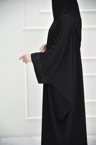 عباية بشت بكلفة تول وخرز أسود على الاكمام