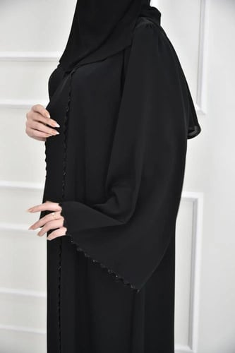 عباية نواعم بتطريز مموج على الحواف