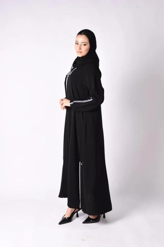 عباية سوداء كاجوال ناعمة بلمسة سماوية