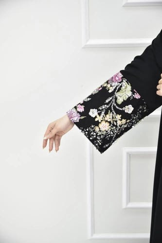 عباية نواعم بتطريز ملون ودانتيل مطرز بالترتر على ا...