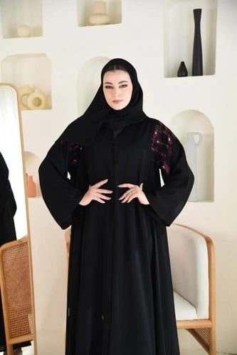 عباية ناعمة بتطريز ملون على الأكتاف