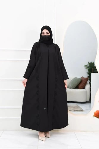 عباية كريب بتطريز فاخر وكسرات أنيقة
