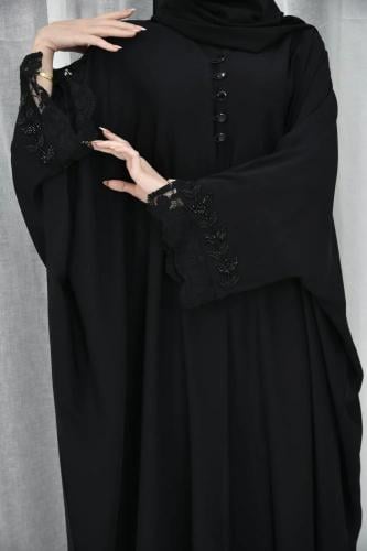 عباية نص بشت بتفاصيل دانتيل وتطريز على الأكمام