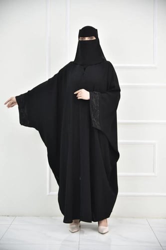 عباية بشت بكلفة تول وخرز أسود على الاكمام