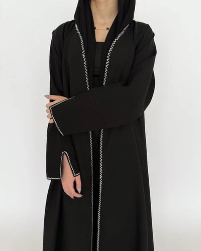 قماش كريب كوبرا وتطريز ابيض متعرج بالاطراف