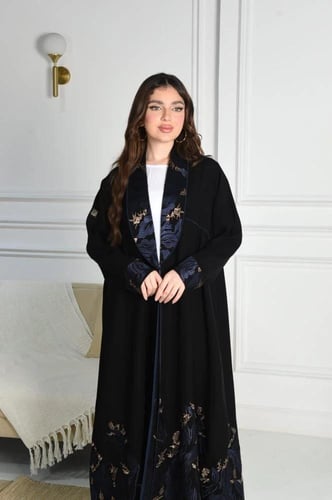 عباية سوداء مفتوحة مطرزة باللون الكحلي والذهبي