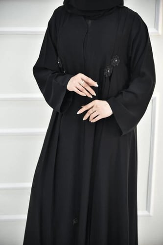 عباية كلوش ناعمة مع كسرات وتطريز ورود جميلة