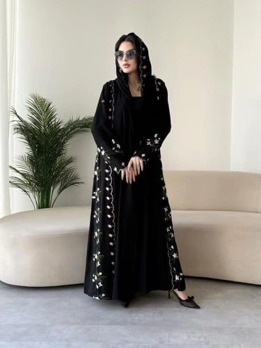 قماش كريب وشيفون مطرز بالجوانب والاكمام والطرحه