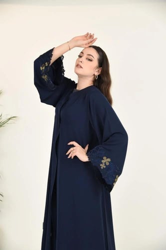 عباية بلون كحلي مع تطريز فاخر على الكم