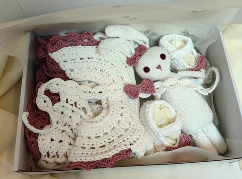 طقم هدية مواليد بنات(دمية، فستان، ربطة، حذاء)