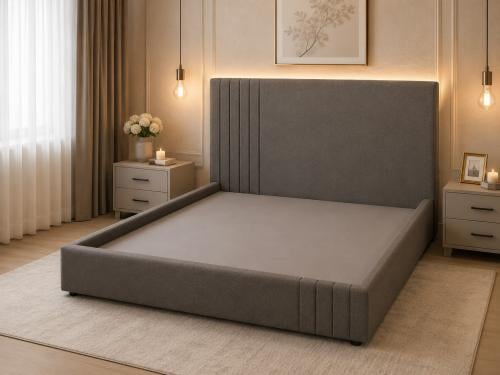 سرير عصري بتصميم "وينج باك" (Wingback) مع رأسية مبطنة بنمط طولي وغطاء قاعدة متكامل
