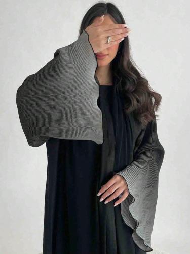 عباية طويلة للخريف بتصميم أنيق وأكمام واسعة وتفاصيل خياطة مائلة