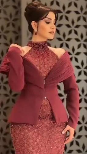فستان سهرة احمر خمري كلفه شك مع وتر بتصميم جذاب