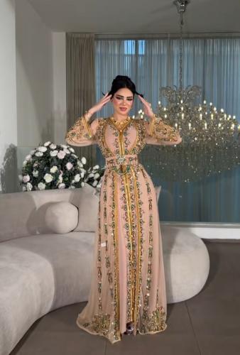 قفطان مغربي لحمي مرصع بالكرستال والخرز